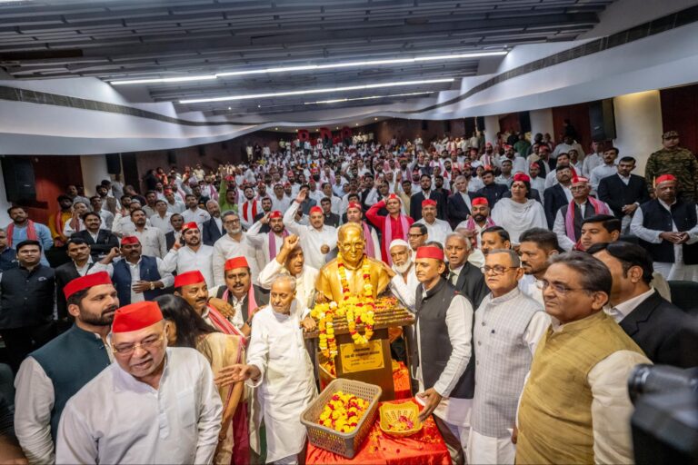 “संपूर्ण क्रांति” की नई व्याख्या: जयप्रकाश नारायण की प्रासंगिकता और अखिलेश यादव का नया संकल्प