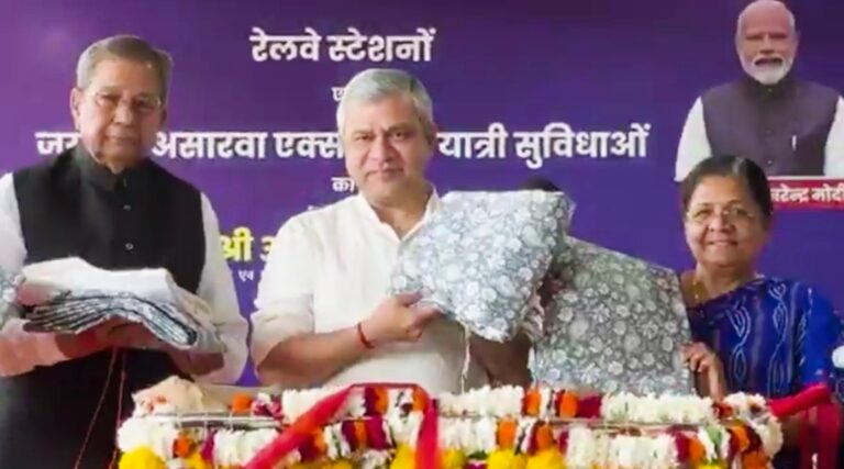 मंत्री जी कंबल कवर के बाद अब क्या टॉयलेट की मग्गी, ब्रश या तकिए के खोल का भी रिबन काटेंगे?