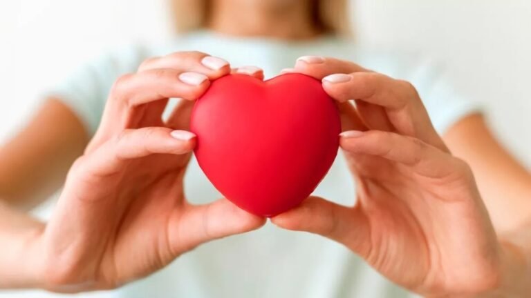 दिल धड़कता रहे… ज़िंदगी चलती रहे— 40 के बाद   कैसे रखें हार्ट हेल्दी