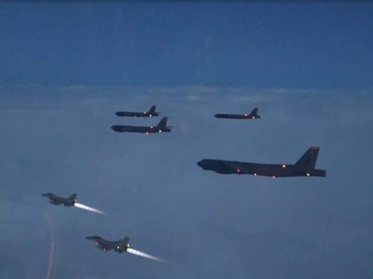 लैटिन आसमान में धमक: वेनेज़ुएला के पास अमेरिकी B-52 बॉम्बर, मादुरो बोले— ‘यह युद्ध की खुली उकसाहट है’