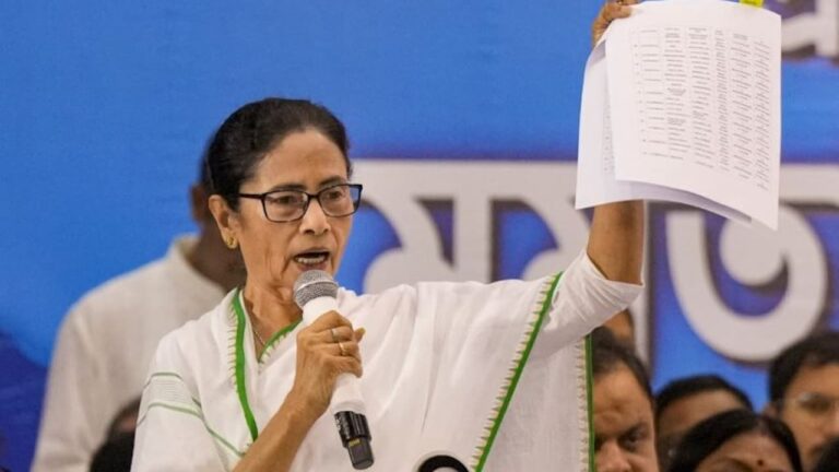बंगाल में लोकतंत्र बनाम डर की राजनीति — BJP का आरोप, ममता की चेतावनी और SIR पर सियासी संग्राम