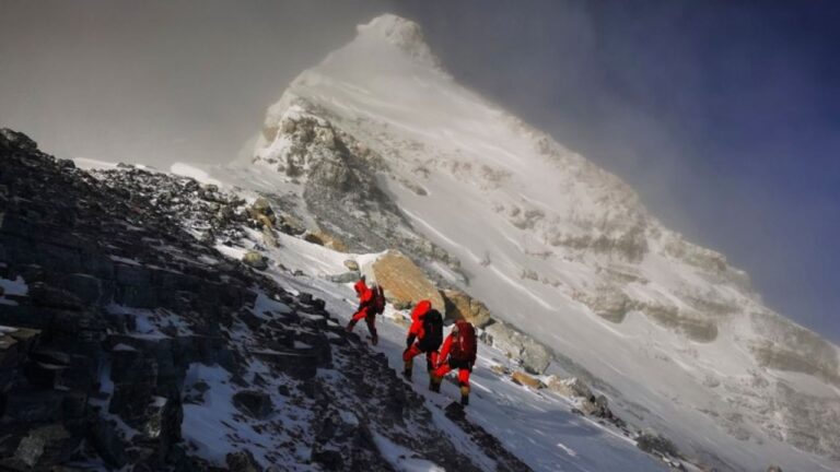 पर्वत पर जमी मौत की चादर: माउंट एवरेस्ट के तिब्बती हिस्से में बर्फीले तूफान में फंसे 1,000 लोग