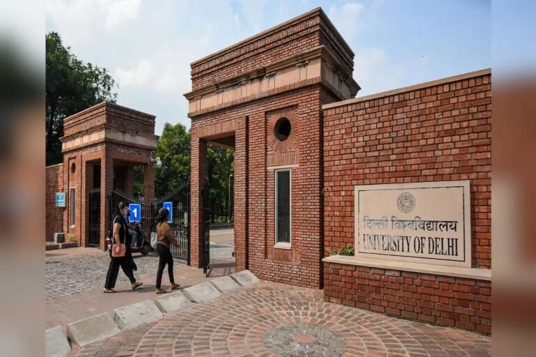 दिल्ली विश्वविद्यालय में विवाद: ‘गौ कल्याण सम्मेलन’ को बढ़ावा देने की कोशिश पर मचा बवाल, ‘भूमि और लोकतंत्र’ सेमिनार रद्द