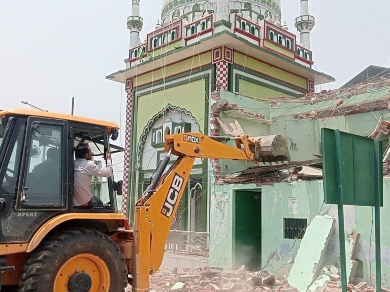 संभल में 80 मकान और एक मस्जिद पर बुलडोज़र चलेगा, सांसद जियाउर्रहमान बरक के इलाके में भरी तनाव