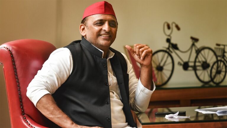 अखिलेश यादव : ये हैं दुनिया के सबसे बड़े कर्ज़दार, मुल्क के लिए ये ख़िताब अच्छा नहीं