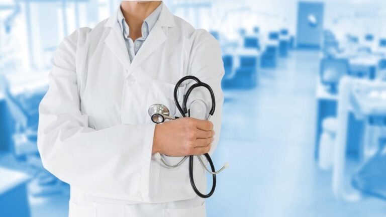मोदी राज में महंगी मेडिकल पढ़ाई, पर अब भी दुबई–लंदन टिकट से सस्ता MBBS