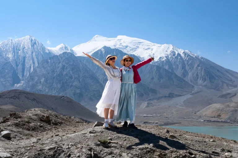 “डर की धरती से टूरिज़्म पैराडाइज़ तक: चीन ने झिंजियांग को बनाया नया स्वर्ग — पर क्या यह सच में आज़ाद है?”