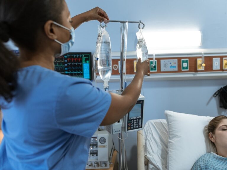 जर्मनी में मौत की नर्स को उम्रकैद — काम कम करने के लिए मार डाले 10 मरीज़