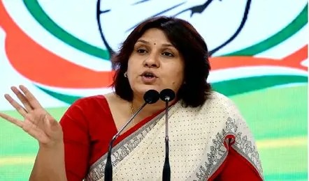 सुप्रिया श्रीनेत का हमला: मोदी सरकार को पत्रकारों से इतना डर क्यों?