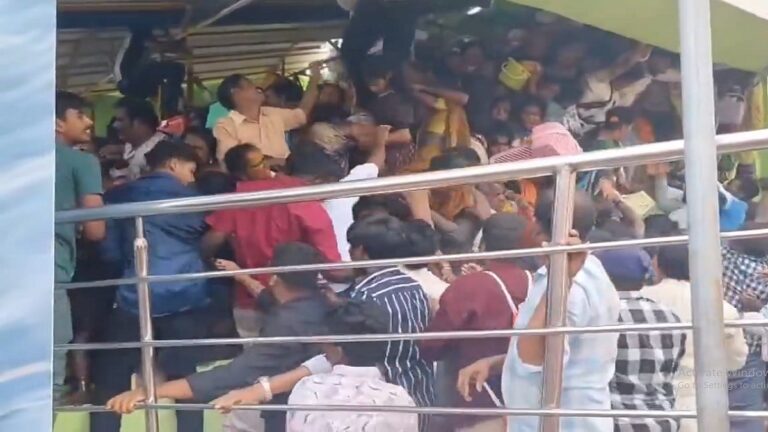 आंध्र प्रदेश के वेंकटेश्वर स्वामी मंदिर में मची भगदड़, कम से कम 9 श्रद्धालुओं की मौत, कई घायल; सरकार ने दिए जांच के आदेश