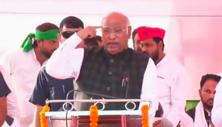 कट्टा लोकतंत्र की कनपटी पर, ट्रिगर मोदी के हाथ में : कांग्रेस