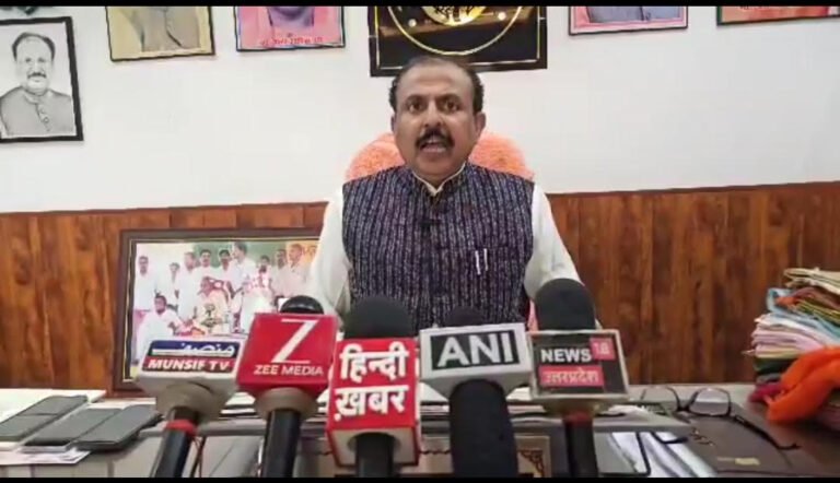 योगी मंत्री का ज़हरीला बयान: दैत्यों का वंशज है मुसलमान, पढ़ा लिखा सबसे बड़ा आतंकवादी, मस्जिद–मदरसे पर ताला लगे, तत्काल फांसी हो