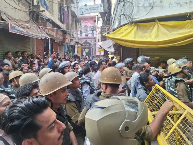 वाराणसी की दालमंडी में ध्वस्तीकरण से उठी तीखी आग: रोज़गार, इतिहास और सांस्कृतिक विरासत बचाने को सड़क पर उतरे लोग
