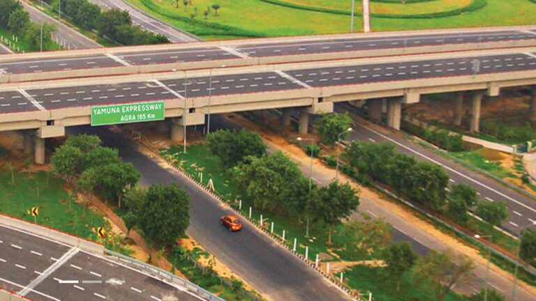 जेवर एयरपोर्ट: यमुना एक्सप्रेसवे पर रियल एस्टेट की जंग