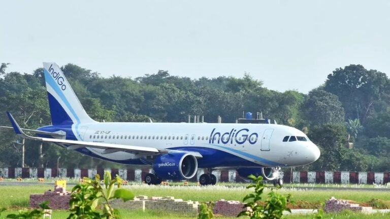पायलटों की भारी कमी से IndiGo में हड़कंप: उड़ानें घंटों लेट, कई रद्द—यात्रियों की परेशानियाँ बढ़ीं, एयरलाइन की विश्वसनीयता पर सवाल