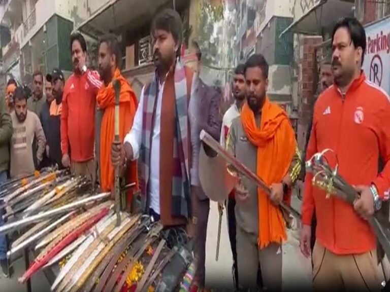 WATCH VIDEO: तलवारें, नफरत और जहरीले बोल : गाजियाबाद में हथियार बांटते संगठन, अल्पसंख्यक दहशत में
