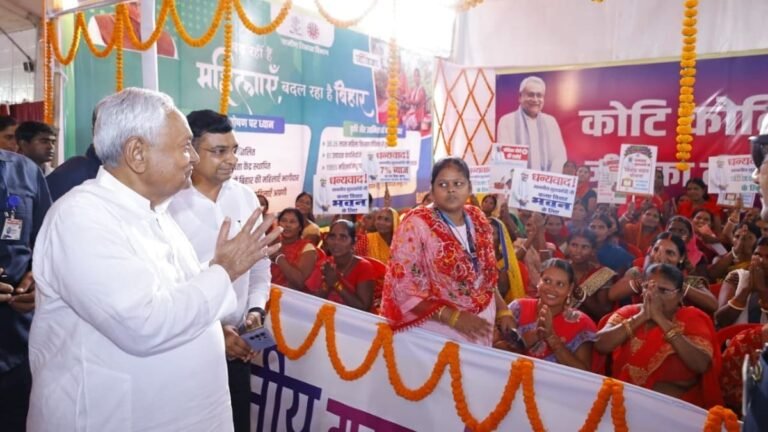 बिहार की महिलाओं से धोखा? चुनाव से पहले ₹10,000 दिए, अब वापसी के नोटिस — नीतीश सरकार पर गंभीर आरोप