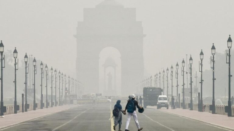 दिल्ली-एनसीआर में हवा हुई जानलेवा: AQI ‘सीवियर+’ पर पहुंचा, GRAP-IV लागू—निर्माण बंद, ट्रकों पर रोक, स्कूल-दफ्तर प्रभावित