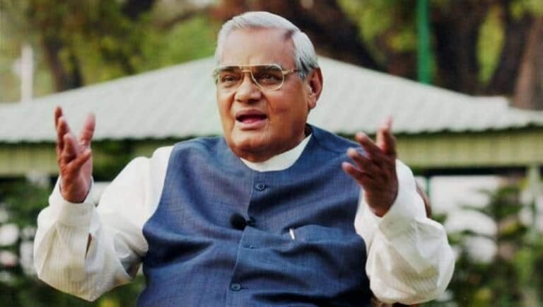 अटल का कठिन फैसला: जब टूटने के कगार पर थी बीजेपी, नई राह सोच रहे थे वाजपेयी