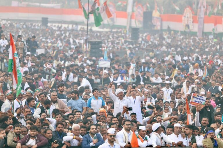 वोट चोरी से तानाशाही तक: राहुल–प्रियंका–खड़गे की चेतावनी को नज़रअंदाज़ करना लोकतंत्र के पतन का निमंत्रण