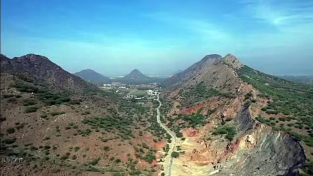 अरावली पर्वत श्रृंखलाओं को खोद कर निर्माण