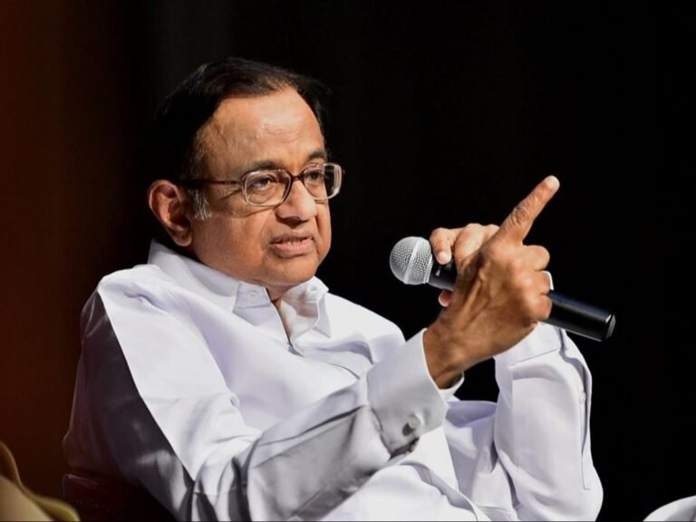 नई ‘हाइब्रिड भाषा’ पर उठे सवाल: न हिंदी रही, न अंग्रेज़ी — चिदंबरम