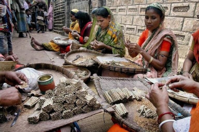 बीड़ी से शुरू हुई पहचान की जाँच, और वहीं खत्म हो गई एक मज़दूर की ज़िंदगी