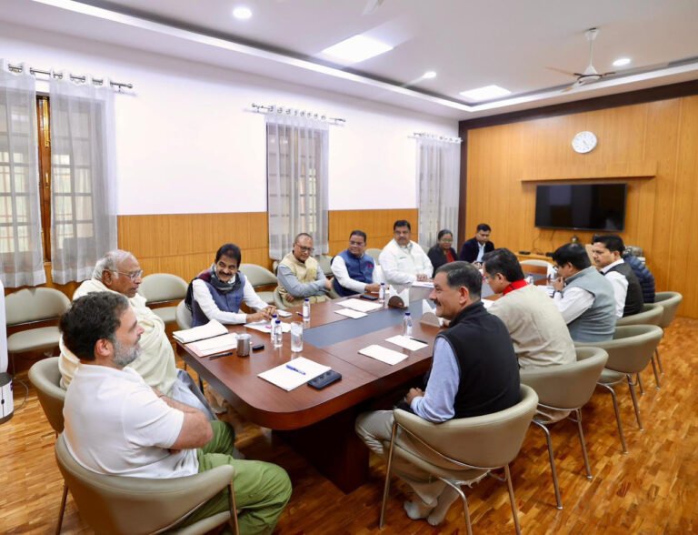असम 2026: दिल्ली में खड़गे–राहुल की बड़ी रणनीति—कांग्रेस मिशन मोड में