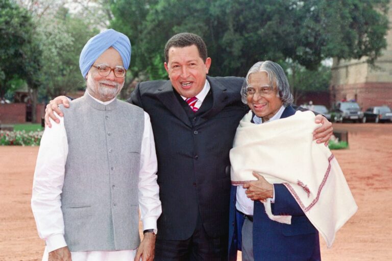 जब भारत ने दबावों के आगे झुकने से इनकार किया: शावेज़, हिंदुस्तान और वह दौर जब देश पहले था