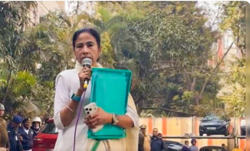 I-PAC प्रमुख के घर पहुंचीं ममता बनर्जी