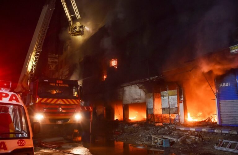 कराची के गुल प्लाज़ा में भीषण आग, मृतकों की संख्या बढ़कर 14, अब भी 70 लोग लापता