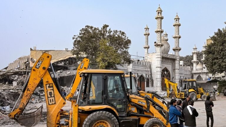 तुर्कमान गेट पर देर रात बुलडोज़र कार्रवाई: फैज़-ए-इलाही मस्जिद के पास अवैध निर्माण हटाने पहुंचे 32 बुलडोजर