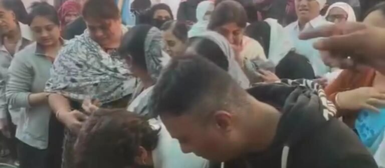 मज़हब नहीं सिखाता आपस में बैर रखना: हिंदू घर से उठा मुस्लिम जनाज़ा — WATCH VIDEO