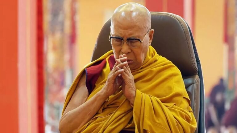 WATCH VIDEO — एप्सटीन फाइलों के बीच नया विवाद: दलाई लामा के नाम के उल्लेख और पुराने वीडियो पर बहस