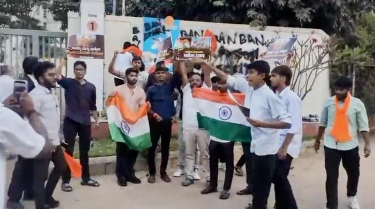WATCH VIDEO बेंगलुरु के अज़ीम प्रेमजी विश्वविद्यालय में हंगामा: ABVP के गुंडों ने की तोड़फोड़, जबरन घुसने की कोशिश