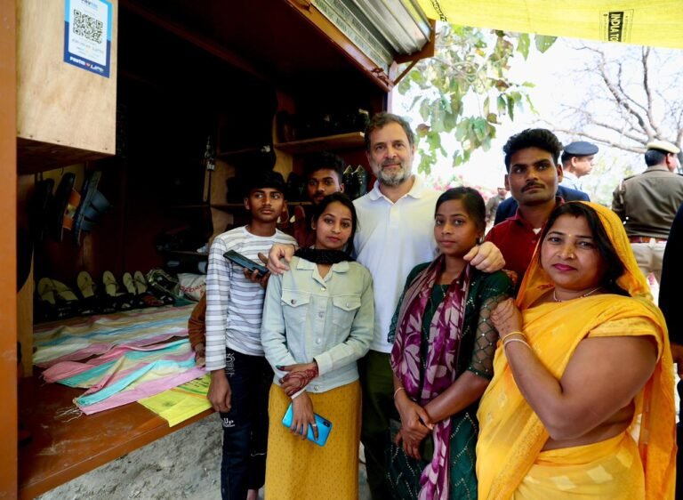WATCH VIDEO — सुल्तानपुर में राहुल गांधी: रामचेत मोची के परिवार से मिलकर दिया सम्मान और भरोसे का संदेश
