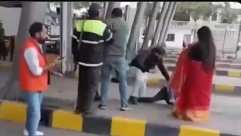 WATCH VIDEO: सोनभद्र में टोल प्लाजा की गुंडागर्दी, नियम-कानून की बात पर पति–पत्नी को बेरहमी से पीटा