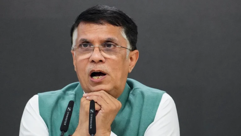 WAYCH VIDEO — इम्तिहान की घड़ी है, क्या देश गुंडों के हाथ सौंप देंगे? — पवन खेड़ा