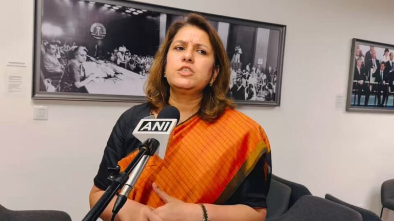 शर्मनाक! मोदी का फादरलैंड, पाकिस्तान का पीस मेकर, भारत का तमाशा — सुप्रिया श्रीनेत