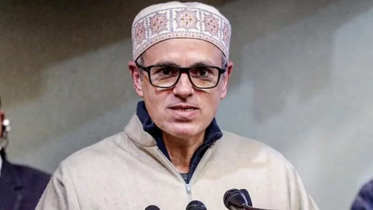 तेल की भीड़ देख भड़के उमर अब्दुल्ला, कहा- कोई कमी नहीं है, लाइन लगाई तो बंद कर दूंगा पंप…