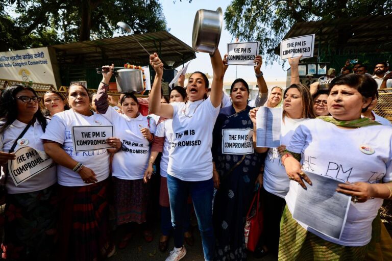LPG संकट को लेकर महिला कांग्रेस का मोदी सरकार पर हमला, नई दिल्ली में जोरदार प्रदर्शन; विरोध के बाद FIR दर्ज