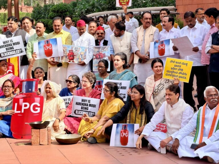नरेंदर भी गायब, सिलेंडर भी गायब… नाम नरेंदर, काम सरेंडर : एलपीजी संकट पर विपक्ष का हल्ला बोल