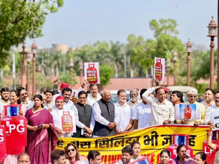 WATCH VEDIO — मोदी जवाब से भागते फिर रहे, राहुल गांधी चाय-बिस्किट के साथ धरने पर; एलपीजी संकट पर संसद परिसर में विपक्ष का धरना प्रदर्शन