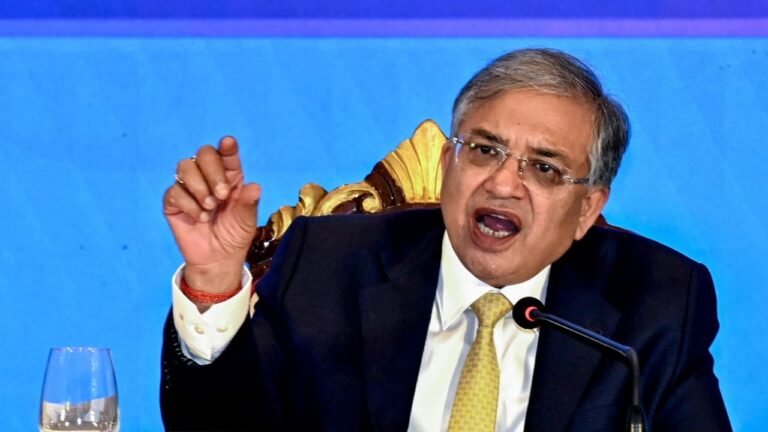 मुख्य चुनाव आयुक्त ज्ञानेश कुमार को हटाने की पहल: लगभग 200 विपक्षी सांसदों ने नोटिस पर किए हस्ताक्षर