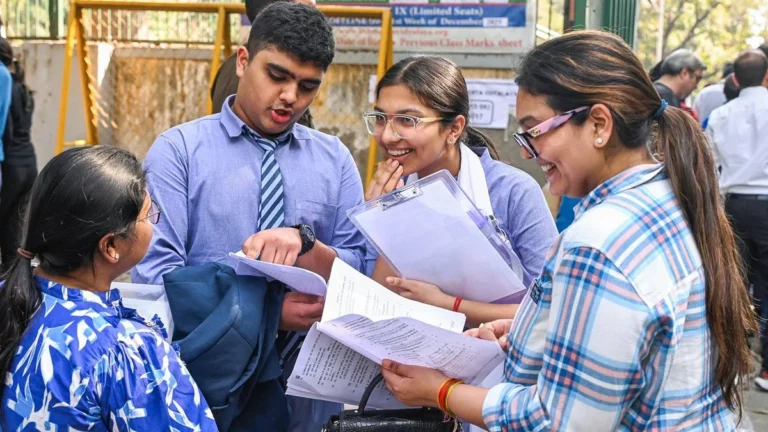 CBSE का नया करिकुलम: कक्षा 6 से थर्ड लैंग्वेज अनिवार्य, अब छात्रों को पढ़नी होंगी तीन भाषाएं