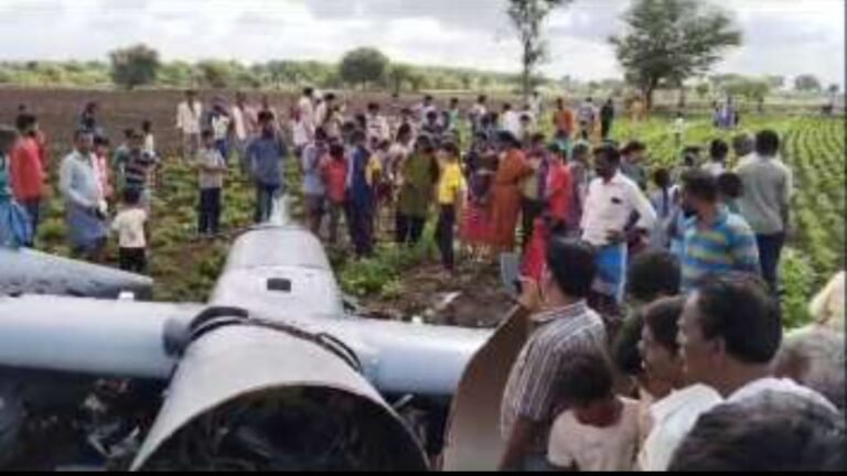 WATCH VIDEO — इटावा के सैफई में गेहूँ के खेत में गिरा रहस्यमयी ड्रोन, नंदपुर गांव में दहशत—मिसाइल समझकर भागे लोग