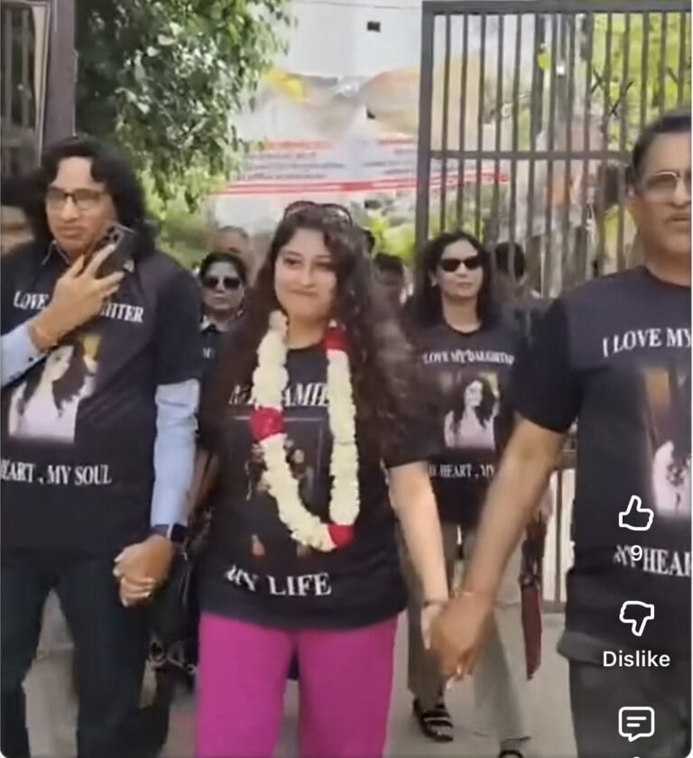 I Love My Daughter.. बेटी की मुस्कान सबसे बड़ी जीत—मेरठ में 8 साल बाद तलाक, पिता ने ढोल-नगाड़ों के साथ बेटी का किया स्वागत