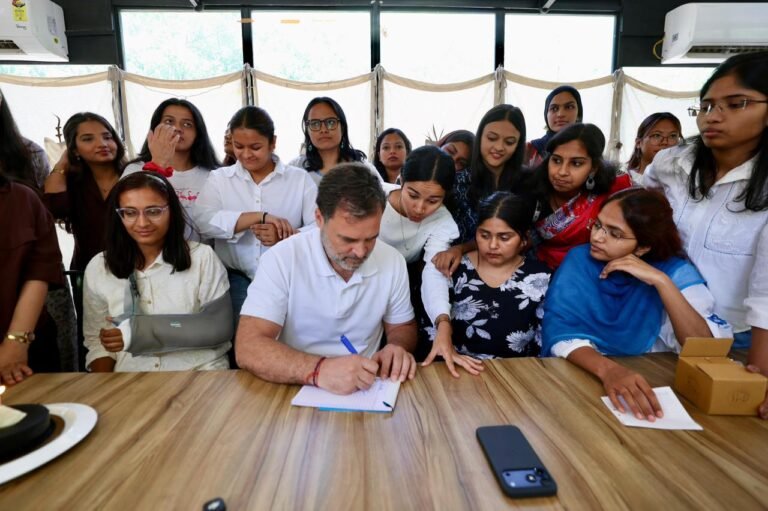 छात्राओं से संवाद में राहुल गांधी ने उठाए बड़े मुद्दे—महिलाओं की भागीदारी, जातीय जनगणना से मणिपुर हिंसा तक खुलकर चर्चा