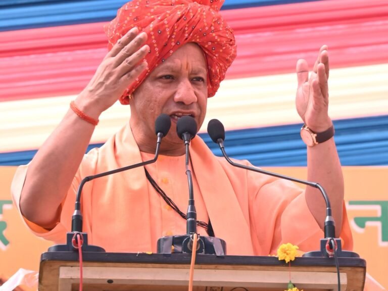 “कठमुल्ला संस्कृति” का ज़हर उगलते योगी आदित्यनाथ! कान में तेल डाल के सो रहा चुनाव आयोग…
