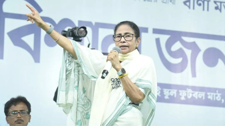 EVM पर नजर रखें, SIR सबसे बड़ा घोटाला : ममता बनर्जी